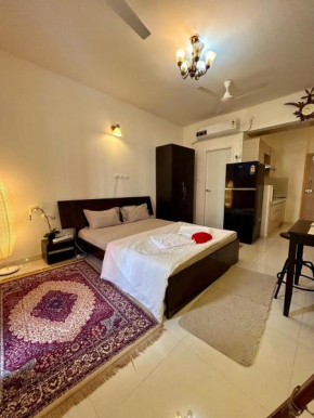 Good Stay Pool view stylish Studio Apartment,6km from Airport, 307